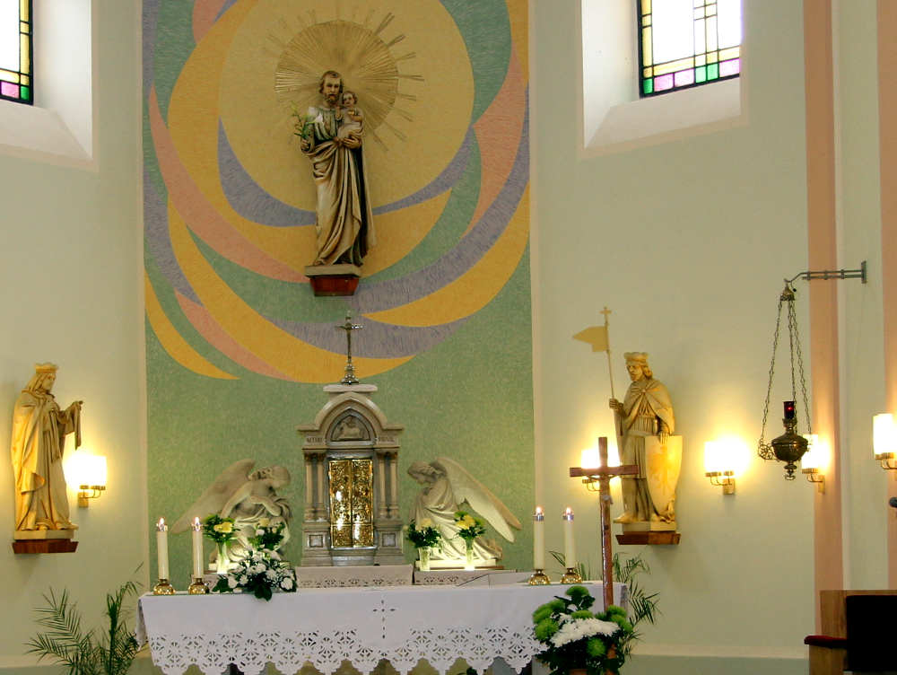 oltář v kostele sv. Josefa v Halenkovicích