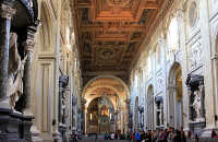 Vnitřní prostory a ciborium Lateránské baziliky v Římě