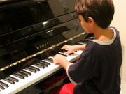 chlapec hraje na klavír